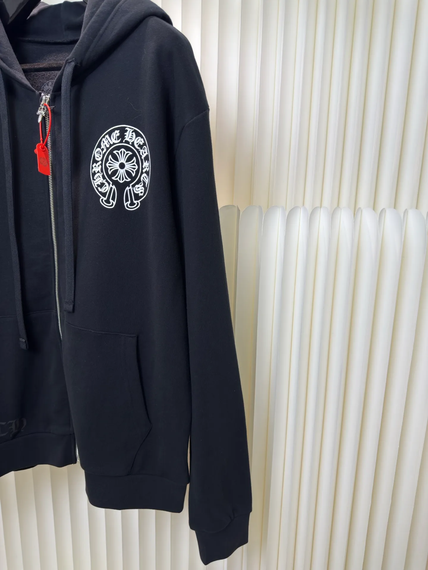 P480 Chrome Hearts letter-printed zipper jacket, custom-made plain suede cotton, delicate and smooth, comfortable and close to the skin, with deep black as the base, plain white lines with sharp cracks, the front cross flower totem is precisely embellished on the chest, and the gray CH pattern is hidden at the hem to control the visual focus. The scroll mantra is outlined on the back like an ancient seal, rugged and delicate coexist. The zippered hooded silhouette deconstructs the lazy drape of suede. Whispering the rock oracle that I am the rule. A rebellious ceremony about wearing and performing. Use glue printing. The printing has been revised three times using film screens. Use glue liquid paint to print the pattern on the fabric. Bake the fabric to fix the printed pattern. The fabrics have been washed and have a better hand feel. Not easy to deform. Not easy to shrink. Not easy to fade. Maintain long-term beauty. Fit: loose fit. Size: S M L XL